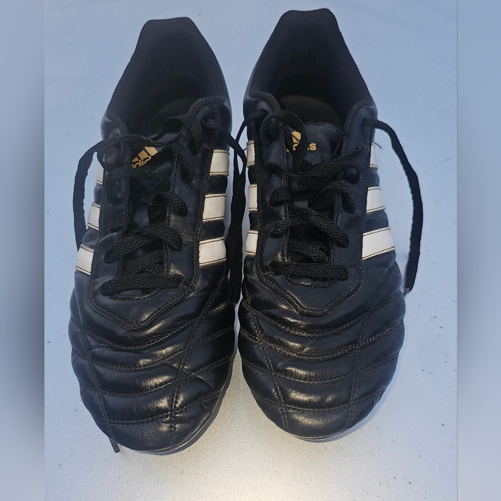 Men's size 13.5  Adidas Adi Questra Football Boots